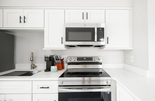 Pine Castle House | Buchanon Bungalows Palm Suite