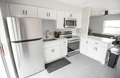 Pine Castle House | Buchanon Bungalows Palm Suite