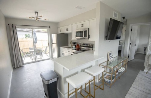 Pine Castle House | Buchanon Bungalows Palm Suite