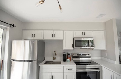 Pine Castle House | Buchanon Bungalows Palm Suite