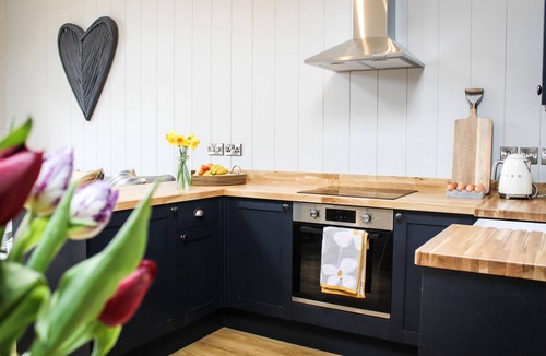 Rhayader Cabin | Buck Barn - a cabin that sleeps 6 guests in 2 bedrooms