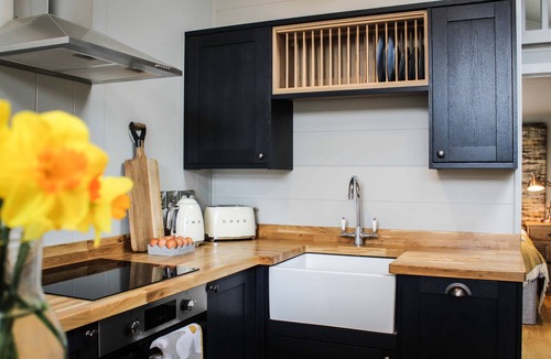 Rhayader Cabin | Buck Barn - a cabin that sleeps 6 guests in 2 bedrooms