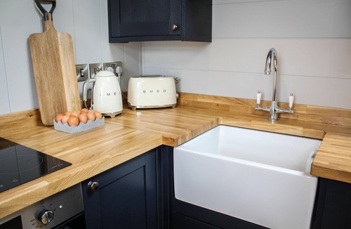 Rhayader Cabin | Buck Barn - a cabin that sleeps 6 guests in 2 bedrooms