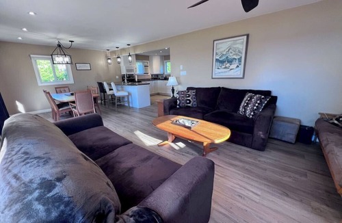 Trent Lakes Cottage | Buckhorn Lakeside Cottage