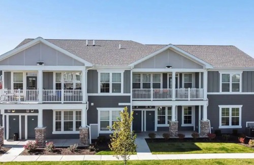 Lakes of Forest Hill Apartment | Buckingham Nest An