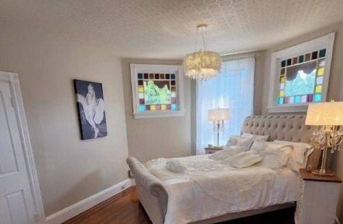 Langhorne Apartment | Bucks County Glamorous Marilyn Monroe Suite