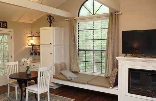 Nacogdoches Cabin | Bucks Head - A romantic forest getaway at Stag Leap Cabins!