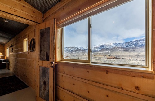 Wapiti Cabin | Buckshots Bunkhouse- Couples Retreat, on the way to Yellowstone