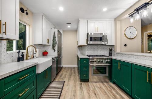 Pine Valley House | Buckthorn Beauty: Private Hot Tub & Lounge Space