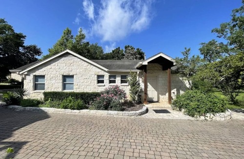 Buda Cottage | Buda Casita: Charming 1-Bed, 1-Bath, 15 Mins to Downtown Austin! King size bed.