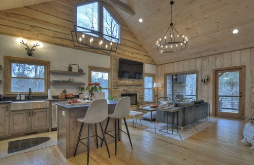 Foxfire Estates Cabin | BUDDHA BLUE RIDGE DREAMCATCHER ~ 2Bd 2Bth Brand New Custom Cabin 2 miles to town