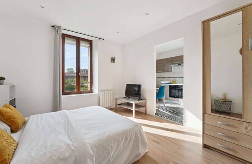 Charleville-Mezieres Apartment | Budget apart city centre with parking