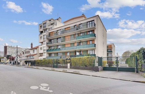 Bondy Apartment | Budget apart with balcony near Paris