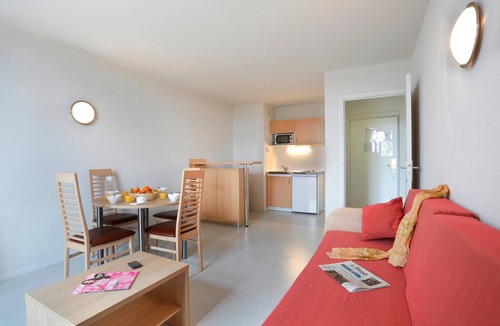 Epernay Condo | Budget Apt w/Kitchen + Free Parking & TNT TV