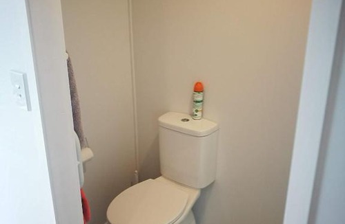 Waihi Beach Apartment | BUDGET CABIN ACCOMMODATION - bed shower toilet