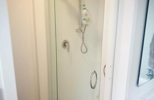 Waihi Beach Apartment | BUDGET CABIN ACCOMMODATION - bed shower toilet