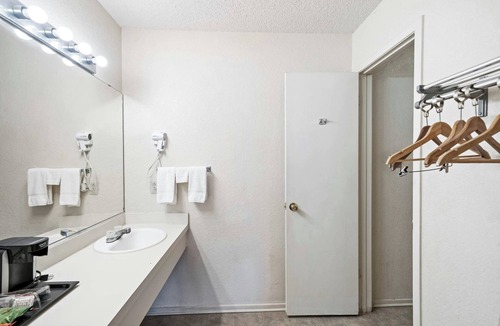 Junction Hotel | Budget Comfort Near I-10 – 3 Pet-Friendly Rooms & Easy Parking