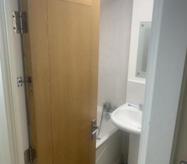 Vauxhall House | Budget,Cosy Double Bedroom - Shared Bathroom