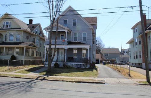 Hartford Apartment | Budget Cozy Home
