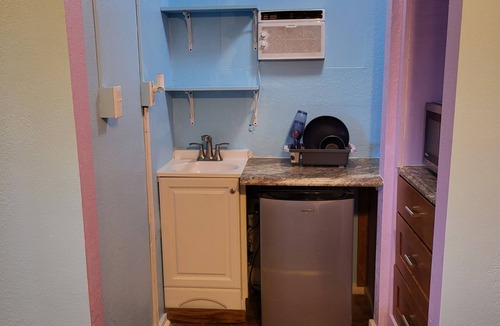 Wailuku Apartment | Budget Downtown Studio-H w/Queen Bed, Micro-Kitchen AC, WIFI & 4 free Streamers