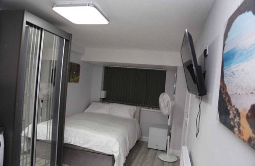 Woolwich Common Ski Chalet | Budget Ensuite Room Woolwich