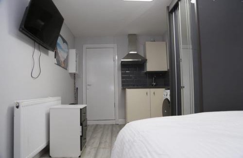 Woolwich Common Ski Chalet | Budget Ensuite Room Woolwich