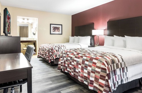 Dandridge Hotel | Budget-Friendly Stay Near Douglas Lake – Perfect for Adventure Seekers