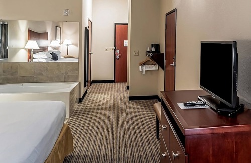 Mineral Wells Hotel | Budget-Friendly Accommodations at Red Lion Inn & Suites Mineral Wells! Pool!