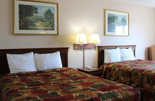 Mount Vernon House | Budget-Friendly Accommodations Near Riverbend Park! Free Breakfast & Parking