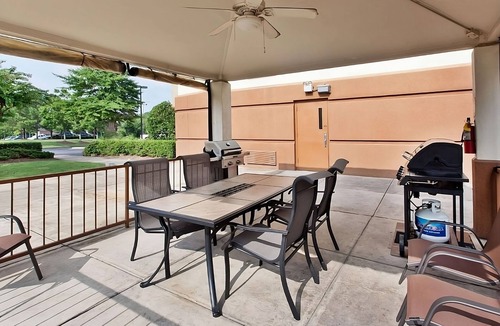 Fossil Creek House | Budget-friendly Accommodation, Short Drive to Dickies Arena! FREE Parking!