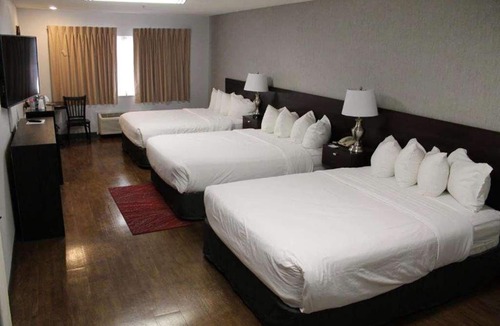 Ontario Hotel | Budget-friendly Accommodation! Indoor Pool, Pets Allowed, Free Breakfast