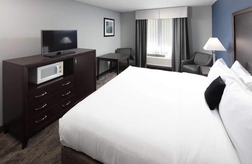 Sequim Hotel | Budget-friendly Accommodation! Onsite Pool, Free Parking & Breakfast!