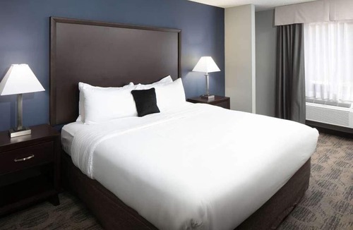 Sequim Hotel | Budget-friendly Accommodation! Onsite Pool, Free Parking & Breakfast!