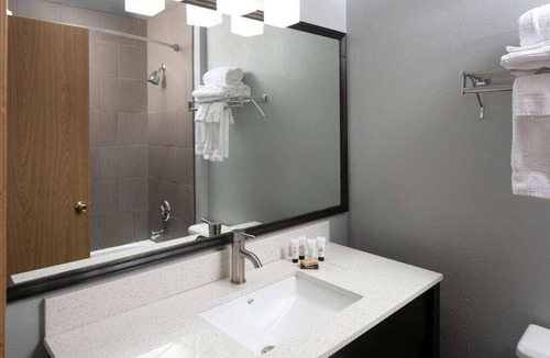 Sequim Hotel | Budget-friendly Accommodation! Onsite Pool, Free Parking & Breakfast!