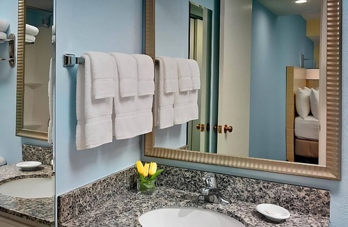 Newark Hotel | Budget-Friendly Getaway! 2 Modern Units, Pet-Friendly, with Free Breakfast