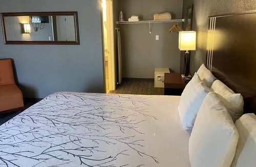 Urbana Hotel | Budget-Friendly King Suite w/Microwave + Refrigerator for Comfort