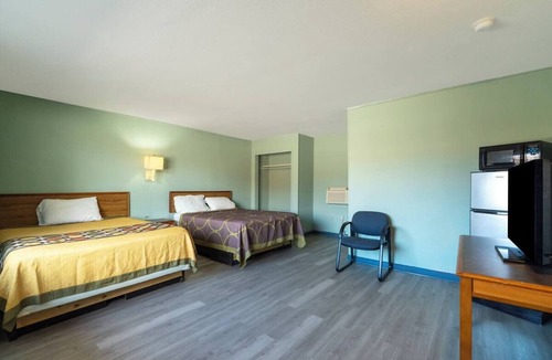 Clute Hotel | Budget-Friendly Room for Groups Visiting Brazosport Museum – 3 Miles!