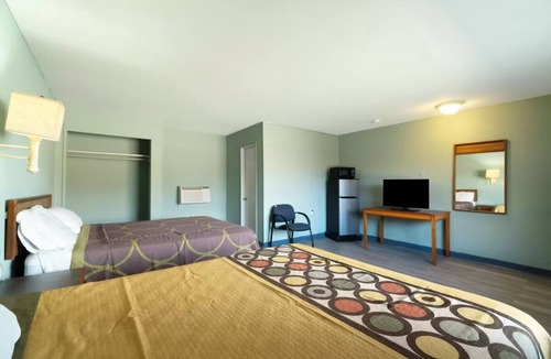 Clute Hotel | Budget-Friendly Room for Groups Visiting Brazosport Museum – 3 Miles!