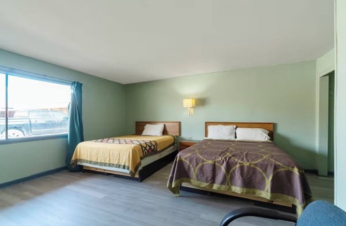 Clute Hotel | Budget-Friendly Room for Groups Visiting Brazosport Museum – 3 Miles!