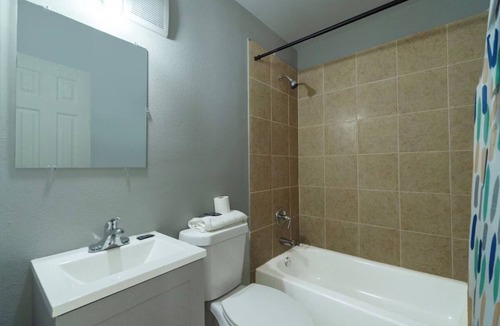 Clute Hotel | Budget-Friendly Room for Groups Visiting Brazosport Museum – 3 Miles!