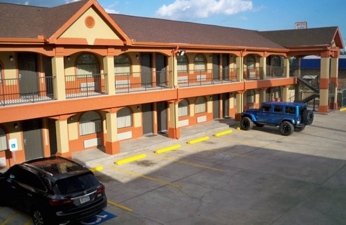 Beaumont House | Budget-Friendly Room Ideal for Families, w/ Laundry Facility, Breakfast & Parkin