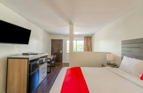 FM 1960 Hotel | Budget-Friendly Room Near Six Flags, Perfect for Fun Seekers
