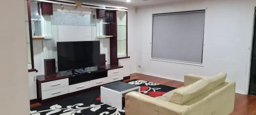 Manor Lakes House | Budget Friendly Stay