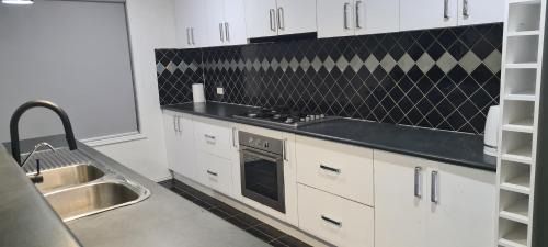 Manor Lakes House | Budget Friendly Stay