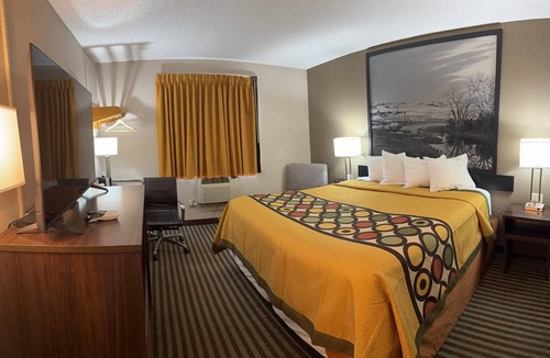 Lexington Hotel | Budget-friendly Stay Near Restaurants and Local Attractions + Free Parking