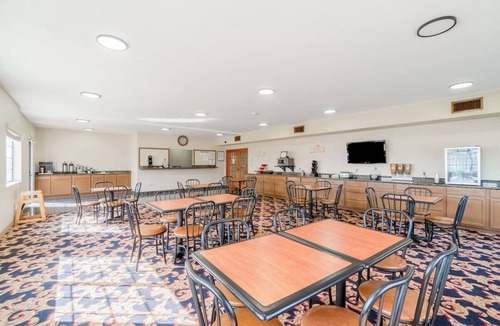 Beeville Hotel | Budget-Friendly Stay w/Two Queen Beds & Dining Space in Beeville