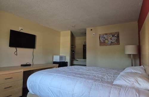 Chickamauga Hotel | Budget-friendly Unit Perfect for History Enthusiasts' Getaways