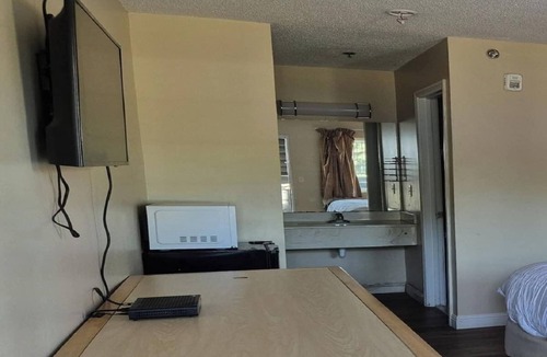 Chickamauga Hotel | Budget-friendly Unit Perfect for History Enthusiasts' Getaways