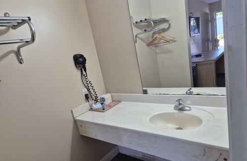 Chickamauga Hotel | Budget-friendly Unit Perfect for History Enthusiasts' Getaways