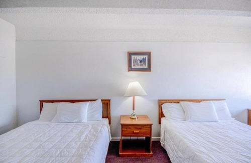 Osborne Hotel | Budget-Friendly Room Perfect for Road Trippers w/Free Parking